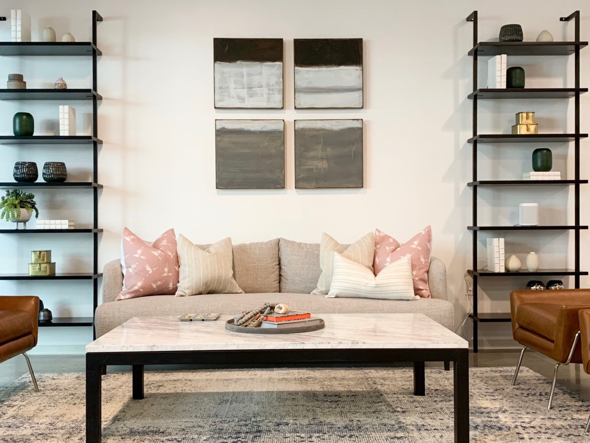 How to Master Throw Pillows on your&nbsp;sofa